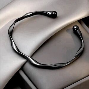 Matte Black Twisted Metal Cuff Bracelet NEW 🏷️